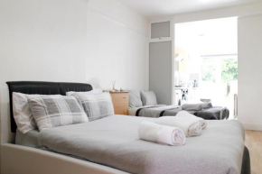 Large Studio Garden Flat on Golders Green Road